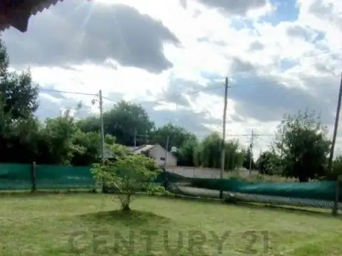 Casa con parque en venta. 2 dormitorios. Brandsen.