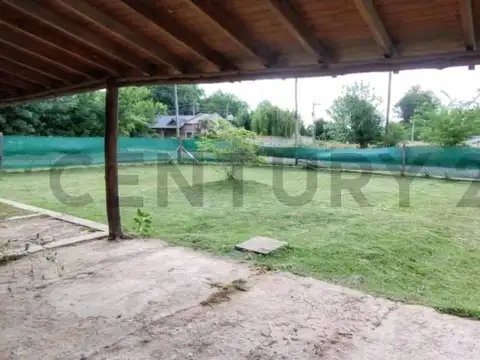 Casa con parque en venta. 2 dormitorios. Brandsen.