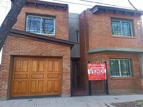 CASA EN VENTA - 4 DORMITORIOS