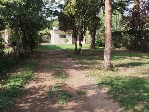 Venta casa con parque, pileta y quincho  en Las Compuertas
