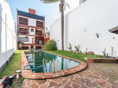 Casa 500 m² con jardín, pileta y cochera doble