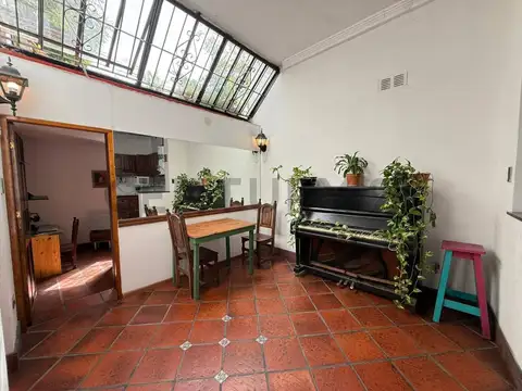 Casa 6 ambientes con 2 baños
