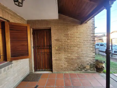 Casa 7 ambientes con 1 baño