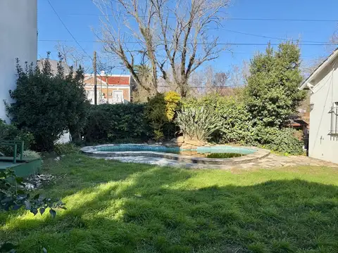 Ideal lote en esquina de 237,70m2 a la venta en Acassuso, en un entorno inmejorable.