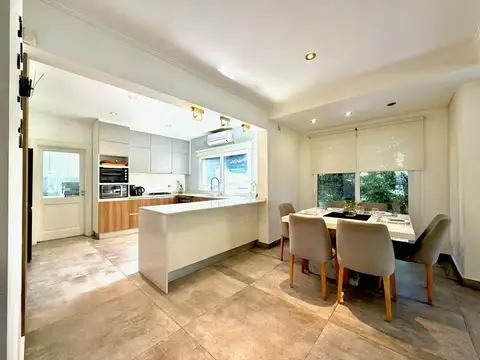 Casa 9 ambientes con 3 baños
