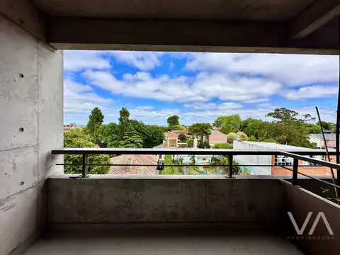 Semipiso de 2 ambientes. Balcon terraza. Cochera. Playa Grande.