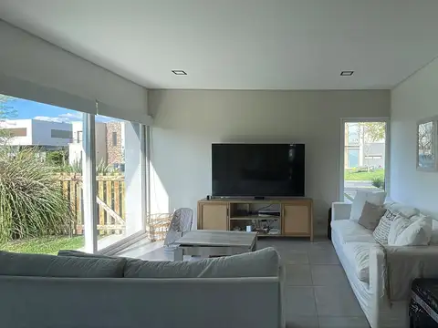 Casa 5 ambientes con 4 baños