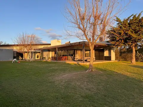 Casa 5 ambientes y gran parque en Barrio Cerrado, Rio Cuarto, Codoba - Venta