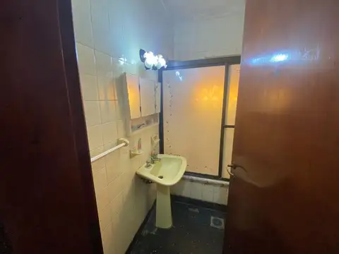 VENTA CASA  4 AMB CON PARQUE Y GARAGE EN BERNAL