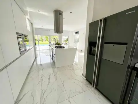 Excelente casa 3 habitaciones, 3 baños + toilette, piscina y quincho - Haras del Sur