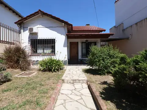 VENTA CASA 5 AMBIENTES GRAN JARDIN COCHERAS MORÓN