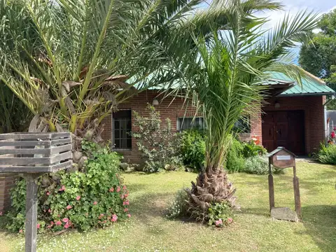 Chalet con departamento sobre calle Antibes