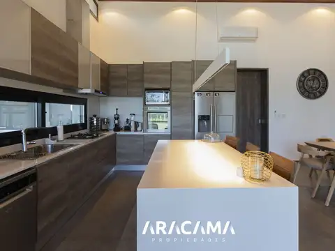 Casa en Venta con 2 cocheras