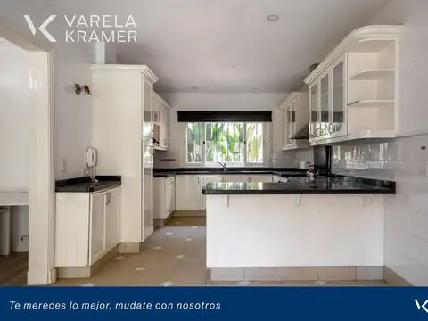 Casa en Alquiler con 4 cocheras