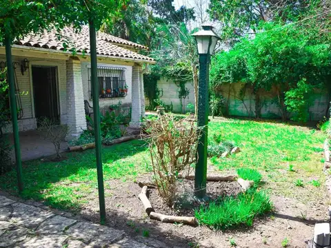 CASA BURZACO BARRIO CORIMAYO AMPLIO TERRENO
