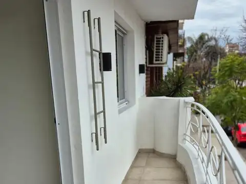 Depto Tipo Casa en Alquiler en Monte Castro, $ 1.200.000