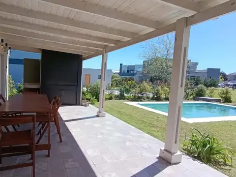 Casa en Alquiler Temporal con 3 cocheras