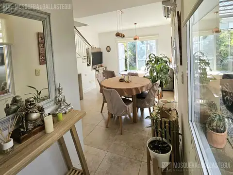 Casa en Alquiler con 2 cocheras