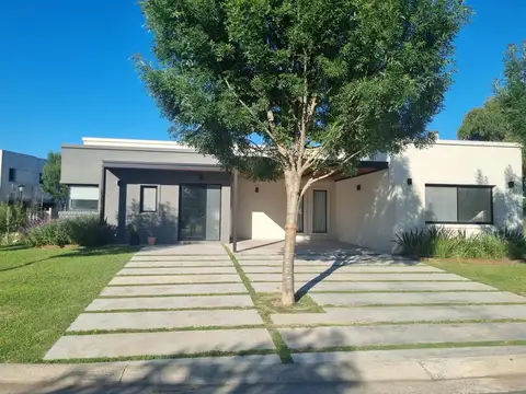 Casa a la venta en Santo Tomás en lote central que da al área verde del barrio