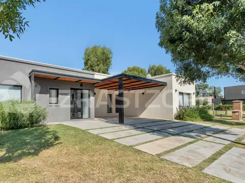 Casa a la venta en Santo Tomás en lote central al área verde del barrio - Con renta hasta enero/27