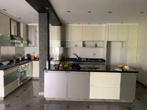*EXCELENTE CHALET DE 7 AMB. SOBRE LOTE DE 10 x 50 *GARAGE PARA 4 AUTOS *FONDO PARQUIZADO CON PISCINA
