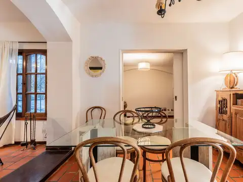 Casa 4 ambientes con 2 baños