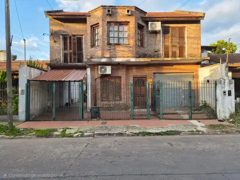 Casa en venta de 4 ambientes en Adrogue con parque