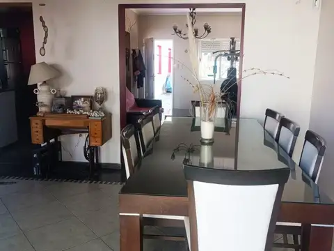 CASA EN VENTA 3 DORMITORIOS Y DEPTO INDEPENDIENTE EN LOS HORNOS - LA PLATA