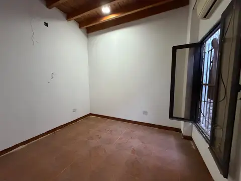 EN VENTA CASA DE PASILLO INTERNA DOS DORMITORIOS BARRIO LOURDES
