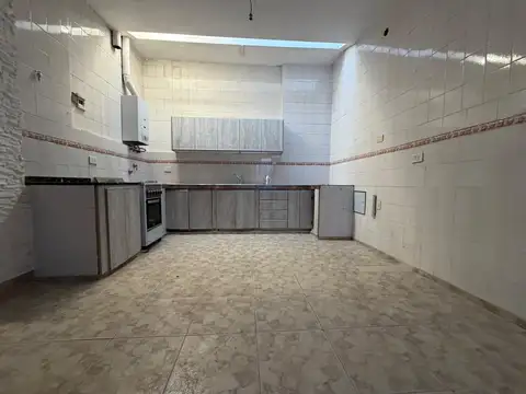 EN VENTA CASA DE PASILLO INTERNA DOS DORMITORIOS BARRIO LOURDES
