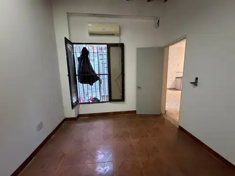 EN VENTA CASA DE PASILLO INTERNA DOS DORMITORIOS BARRIO LOURDES