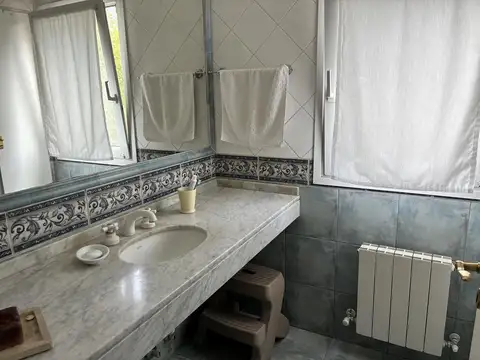 Casa 10 ambientes con 5 baños