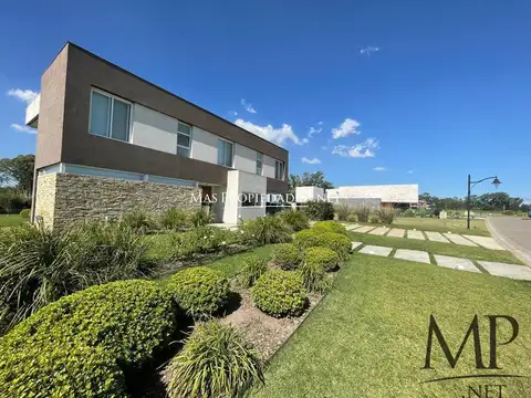 Casa en venta c/ cochera en La Providencia Resort & Country Club