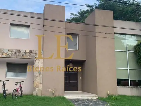 VENTA CASA CON PILETA