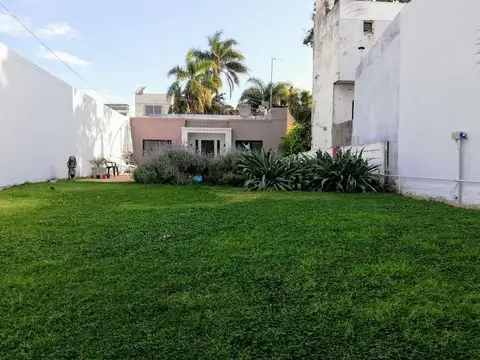 Casa 3 ambientes con enorme parque, pileta, patio interno y parrilla en Ituzaingó Norte
