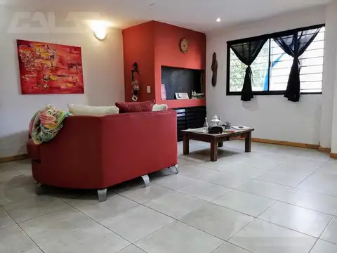 Casa en Alquiler con 3 cocheras