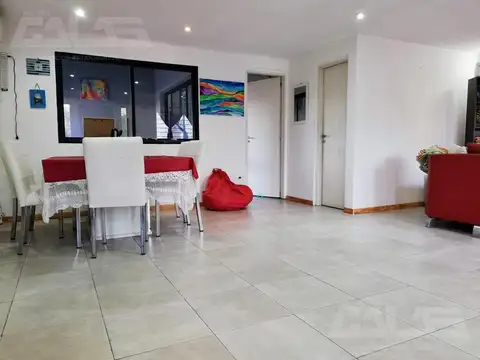 Casa 3 ambientes con enorme parque, pileta, patio interno y parrilla en Ituzaingó Norte