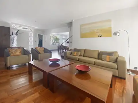 Casa en Venta con 3 cocheras