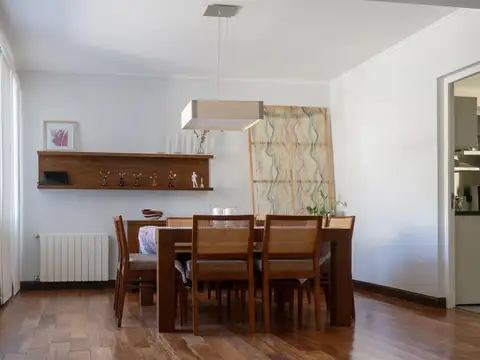 Casa en Venta de 2 Plantas, Con Jardín y Cochera para tres autos - Acassuso, San Isidro