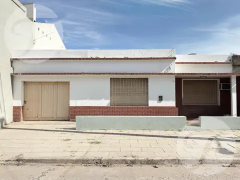 Casa de 2 dormitorios con jardín y cochera – A refaccionar – Apta crédito