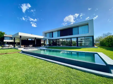 Casa 8 ambientes con 8 baños