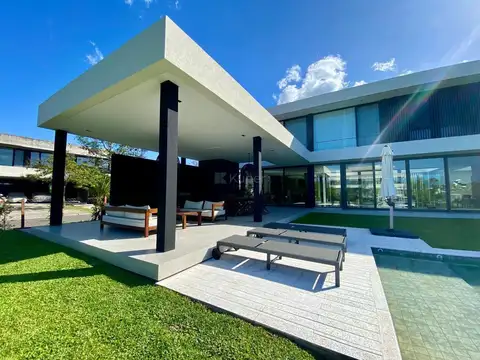 Casa en Venta con 3 cocheras