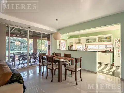 Casa en Venta con 2 cocheras