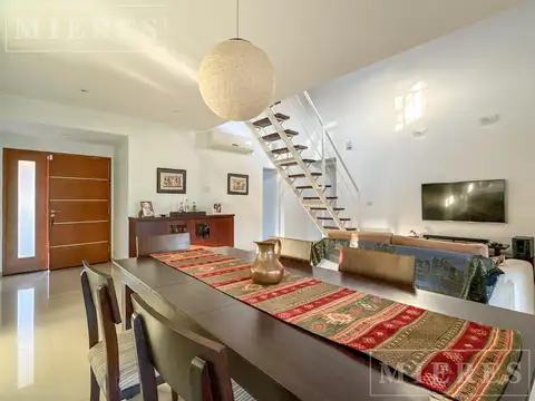 Casa 5 ambientes con 2 baños