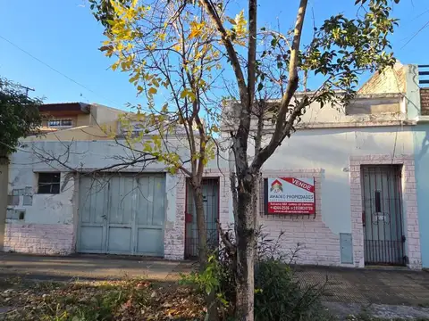 Gran lote ideal demolicion para construccion. Excelente ubicacion: Tacuari 561, Lanus Oeste