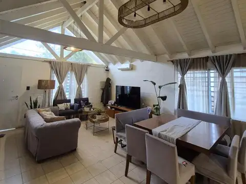 Casa 6 ambientes con 2 baños
