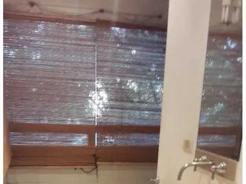 Casa calle 3 e/ 2 y 102, dos dormitorios y cochera.