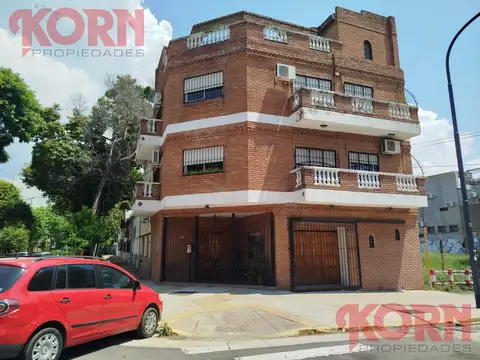 VENTA CASA DE 4 AMBIENTES CON DEPENDENCIA, COCHERA Y TERRAZA EN VILLA URQUIZA