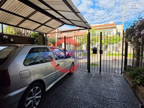 Casa 8 ambientes con 3 baños
