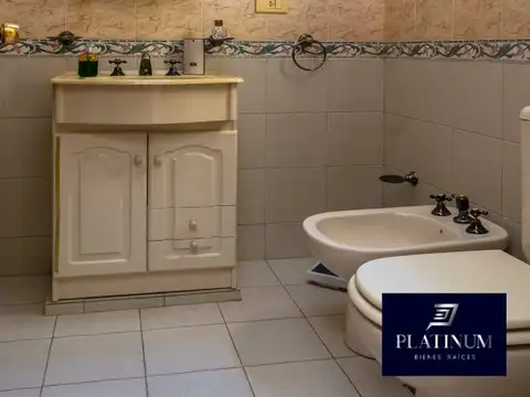 Casa en Venta con 5 cocheras